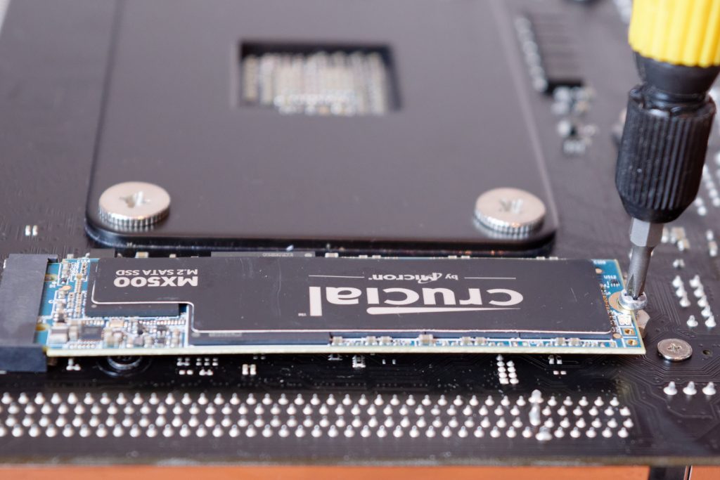 monter SSD Crucial MX500 M.2