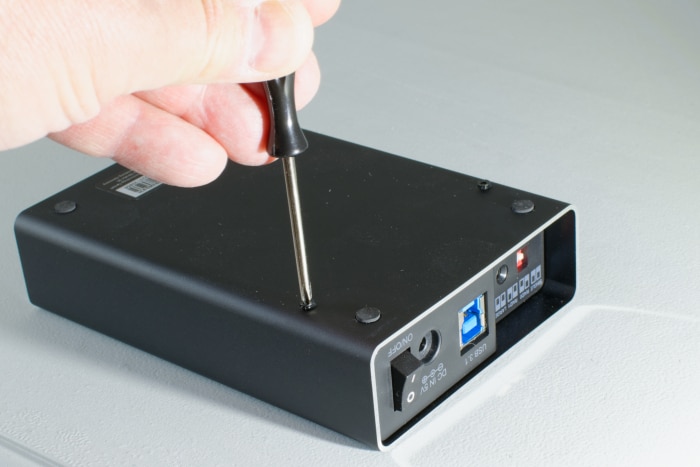 Dévisser vis boitier Icy Box IB-RD2253-U31