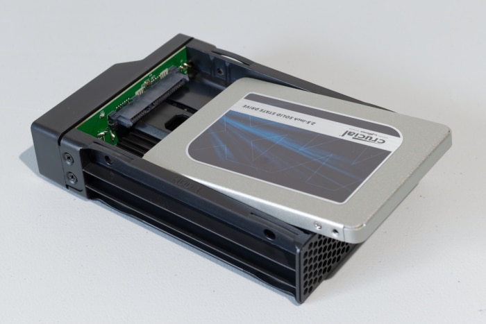 Glisser le SSD dans le boitier Icy Box