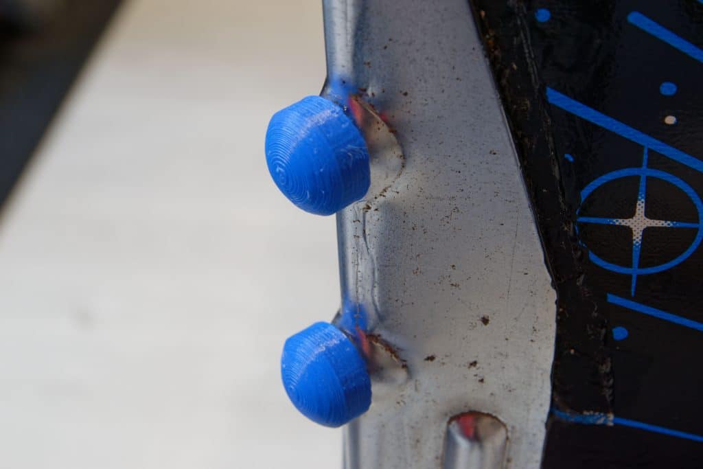 Cache boulon mise en place sur le pied du flipper