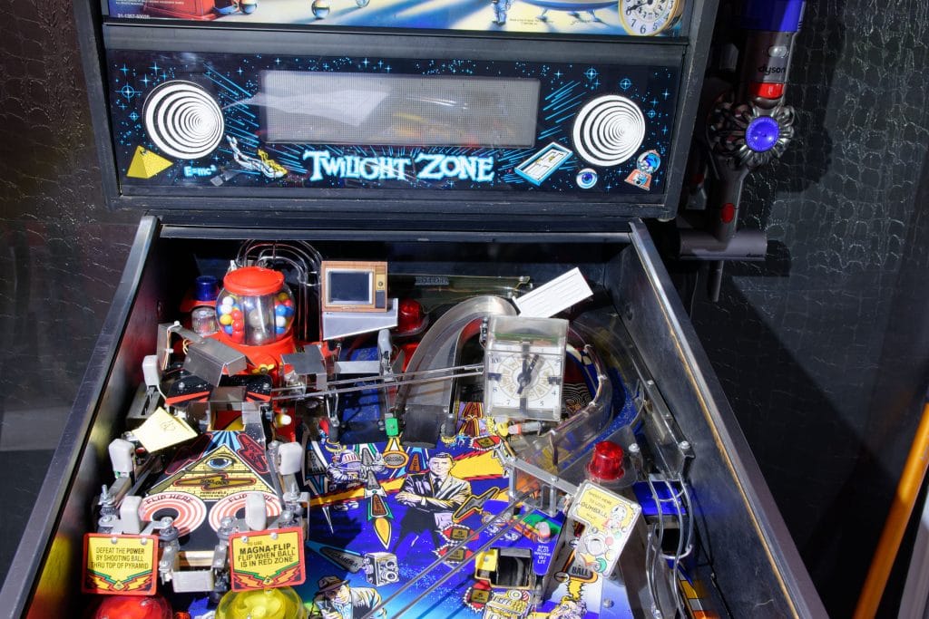 Vue d'ensemble du décors de la porte blanche