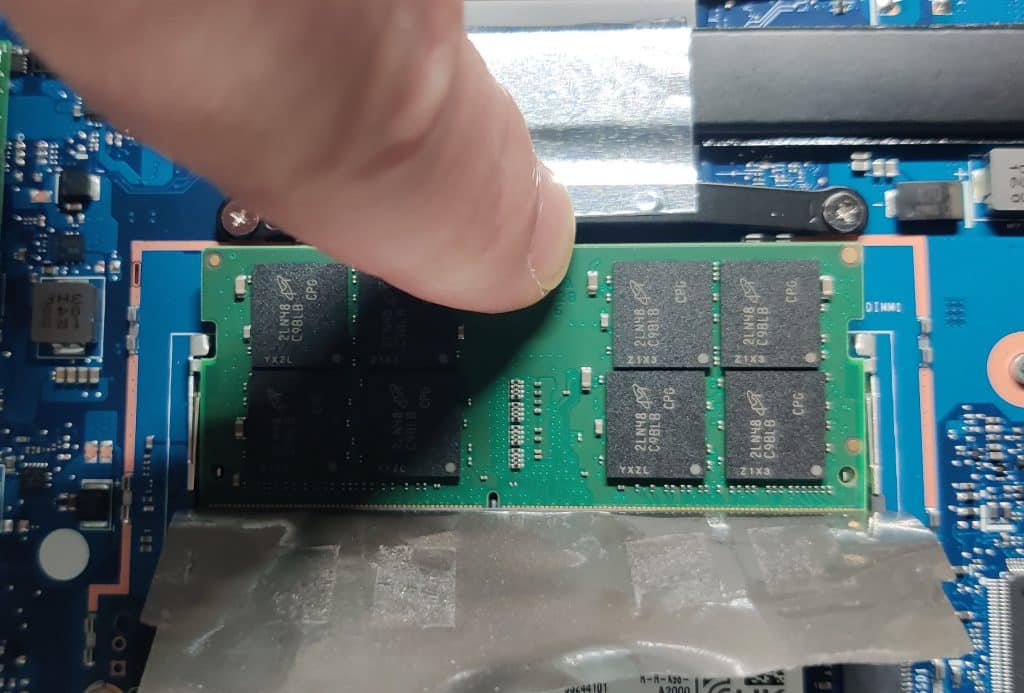 Appuyer sur le module mémoire