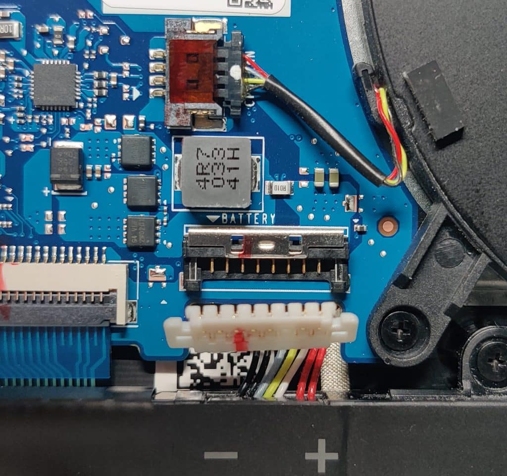 Connecteur de la batterie retiré