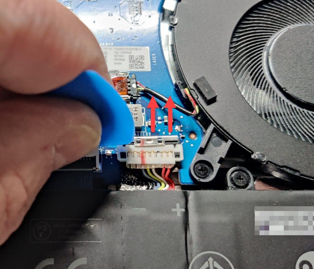 Débloquer le connecteur de la batterie