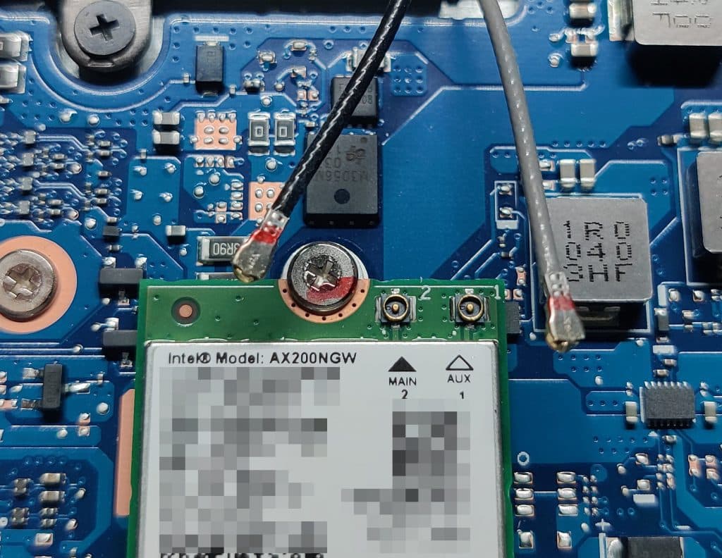 Déconnecter les antennes de la carte WiFi