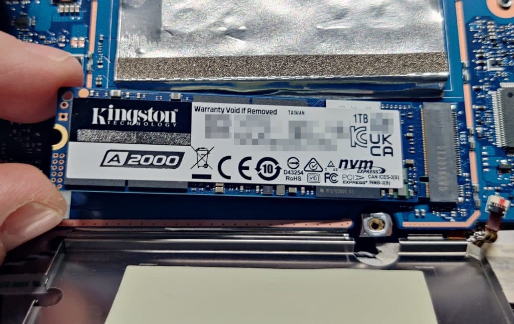 Placer le nouveau SSD dans le connecteur