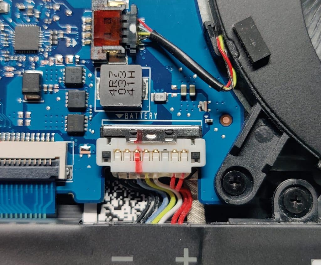 Zoom sur le connecteur de la batterie
